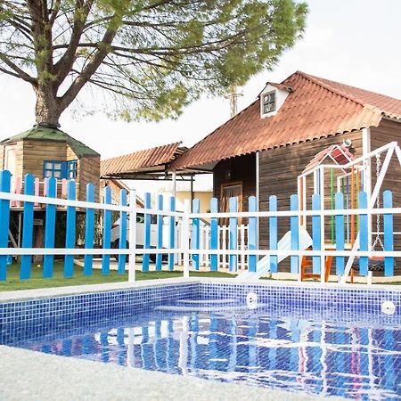 Bungalow Perotonar Ideal Para Familia Con Ninos La Puebla de Cazalla Zewnętrze zdjęcie